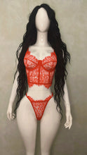 Cargar imagen en el visor de la galería, "Set de lencería roja carmesí con bustier de encaje y panty ajustable - Oxaly Boutique"