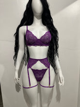 Cargar imagen en el visor de la galería, Amatista – Set de Encaje Púrpura con Liguero