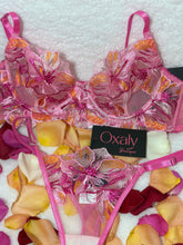Load image into Gallery viewer, Alaila | Flor de Pasión – Conjunto Transparente Rosa con Bordado Floral Multicolor