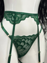 Cargar imagen en el visor de la galería, Set Esmeralda – Lencería de Encaje con Ligueros