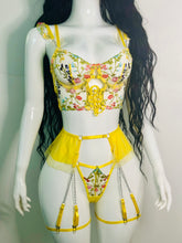 Cargar imagen en el visor de la galería, Set Daisy – Lencería Amarilla de Encaje con Liguero y Cadenas