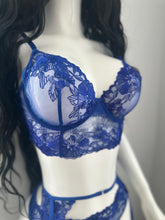 Cargar imagen en el visor de la galería, Set Azul Royal 3 Piezas con Liguero – Edición Besos de Zafiro