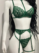 Cargar imagen en el visor de la galería, Set Esmeralda – Lencería de Encaje con Ligueros