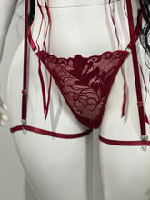 Cargar imagen en el visor de la galería, Dueña de la Noche - Set de Lencería Burgundy Elegante con Ligas y Encaje