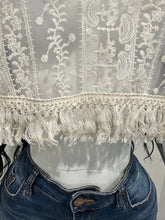 Cargar imagen en el visor de la galería, Blusa Boho Encaje & Flecos Ivory
