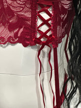 Cargar imagen en el visor de la galería, Dueña de la Noche - Set de Lencería Burgundy Elegante con Ligas y Encaje
