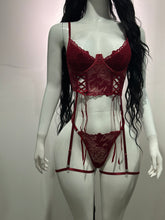 Cargar imagen en el visor de la galería, Dueña de la Noche - Set de Lencería Burgundy Elegante con Ligas y Encaje
