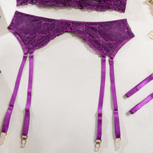 Cargar imagen en el visor de la galería, Amatista – Set de Encaje Púrpura con Liguero