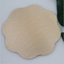 Cargar imagen en el visor de la galería, Petalos | Cubrepezones en forma de flor – Adhesivos invisibles para lencería