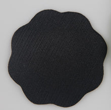 Cargar imagen en el visor de la galería, Petalos | Cubrepezones en forma de flor – Adhesivos invisibles para lencería