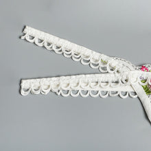 Cargar imagen en el visor de la galería, Conjunto blanco con bordado rosa floral – Lencería romántica y delicada