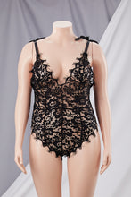 Cargar imagen en el visor de la galería, Body negro de encaje floral – Lencería sofisticada para curvas