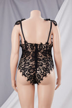 Cargar imagen en el visor de la galería, Body negro de encaje floral – Lencería sofisticada para curvas