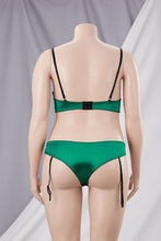 Cargar imagen en el visor de la galería, Emerald | Conjunto verde satinado con encaje negro – Lencería atrevida y con liguero