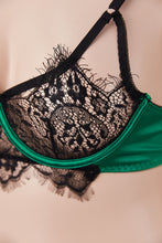 Cargar imagen en el visor de la galería, Emerald | Conjunto verde satinado con encaje negro – Lencería atrevida y con liguero