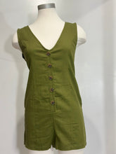 Cargar imagen en el visor de la galería, Romper Verde Oliva con Botones – Elegancia Natural y Frescura
