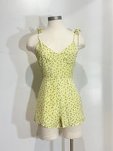 Cargar imagen en el visor de la galería, Lemonade - Romper Amarillo Floral – Estilo Dulce y Ligero
