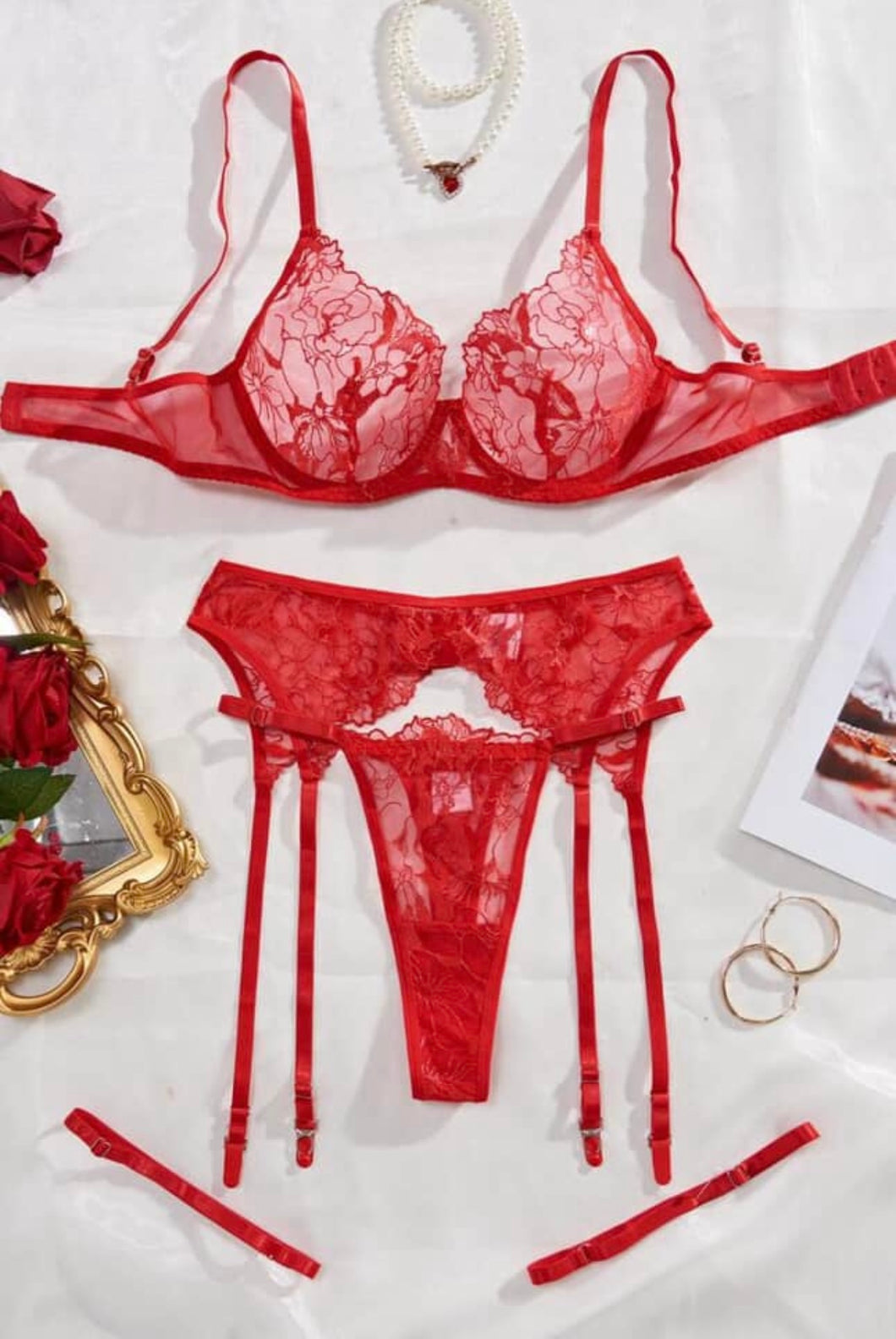 Set Encanto Carmesí - Lencería Roja con Liguero  (3 Piezas)
