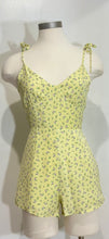 Cargar imagen en el visor de la galería, Lemonade - Romper Amarillo Floral – Estilo Dulce y Ligero
