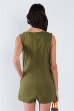 Cargar imagen en el visor de la galería, Romper Verde Oliva con Botones – Elegancia Natural y Frescura
