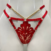 Cargar imagen en el visor de la galería, Crimson Crown | Set de Lencería 4 Piezas + Bata
