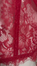 Load and play video in Gallery viewer, Set de Lencería Carmesí - Bustier y Panty de Encaje Rojo Sensual
