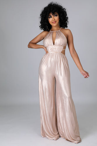 Champagne Glow Jumpsuit con escote halter y corte elegante, modelo posando de frente y espalda.

