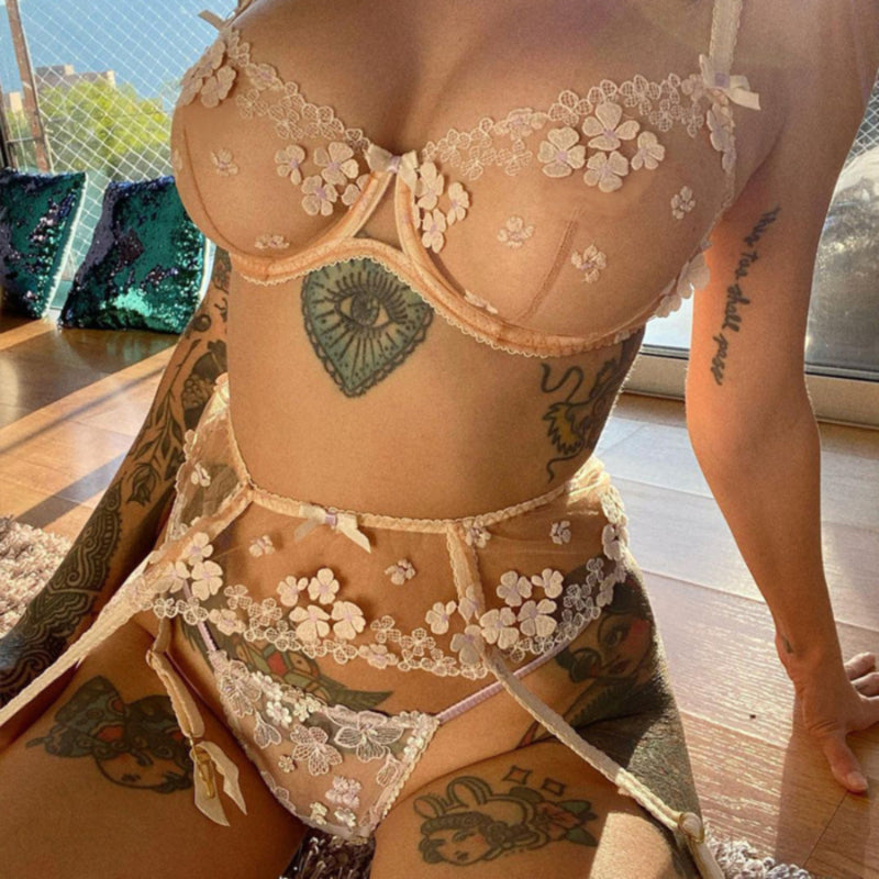 Conjunto nude con bordado floral  – Lencería delicada con liguero