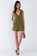 Cargar imagen en el visor de la galería, Romper Verde Oliva con Botones – Elegancia Natural y Frescura
